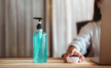 Maske takan bir kadın evde salgın hastalığın geçmesini bekliyor. Coronavirus, covid-19, Home (WFH), Social Mesafe, Karantina, Enfeksiyon Önleme Konsepti.