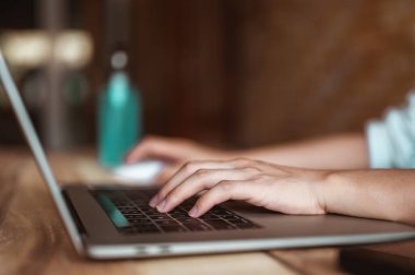 Maske takan bir kadın evde salgın hastalığın geçmesini bekliyor. Coronavirus, covid-19, Home (WFH), Social Mesafe, Karantina, Enfeksiyon Önleme Konsepti.