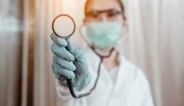 Doktor, Corona virüsü için hastanede stetoskop kullanarak hastanın vücut ısısını ölçün. Coronavirus, covid-19, evden çalışma, sosyal uzaklık, karantina, enfeksiyon konseptini önleme.