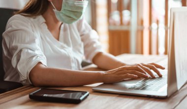 Maske takan bir kadın evde salgın hastalığın geçmesini bekliyor. Coronavirus, covid-19, Home (WFH), Social Mesafe, Karantina, Enfeksiyon Önleme Konsepti.