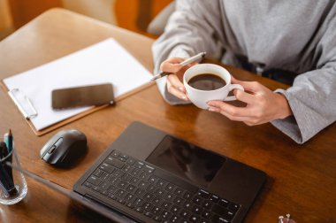 Elinde kahve fincanı tutan kadın yakında iyileşmek için evde salgın hastalığını bekliyor. Coronavirus, covid-19, Home (WFH), Social Mesafe, Karantina, Enfeksiyon Önleme Konsepti.