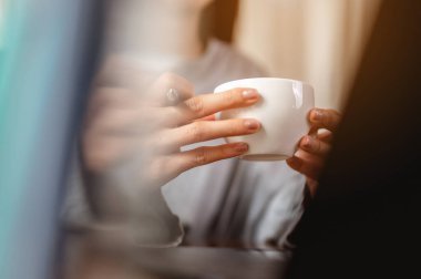 Elinde kahve fincanı tutan kadın yakında iyileşmek için evde salgın hastalığını bekliyor. Coronavirus, covid-19, Home (WFH), Social Mesafe, Karantina, Enfeksiyon Önleme Konsepti.