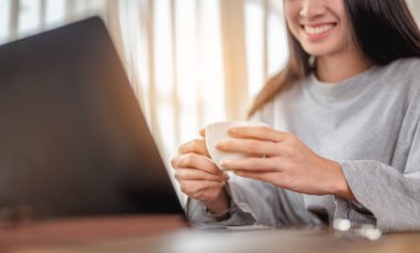 Elinde kahve fincanı tutan kadın yakında iyileşmek için evde salgın hastalığını bekliyor. Coronavirus, covid-19, Home (WFH), Social Mesafe, Karantina, Enfeksiyon Önleme Konsepti.