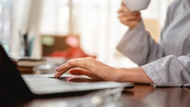 Elinde kahve fincanı tutan kadın yakında iyileşmek için evde salgın hastalığını bekliyor. Coronavirus, covid-19, Home (WFH), Social Mesafe, Karantina, Enfeksiyon Önleme Konsepti.