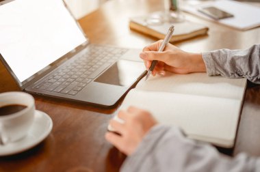 Evde çalışan kadınlar, evde iyileşmek için salgın hastalığın yanında kahve fincanı da içerler. Coronavirus, covid-19, Home (WFH), Social Mesafe, Karantina, Enfeksiyon Önleme Konsepti.