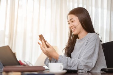 Evde çalışan kadınlar, evde iyileşmek için salgın hastalığın yanında kahve fincanı da içerler. Coronavirus, covid-19, Home (WFH), Social Mesafe, Karantina, Enfeksiyon Önleme Konsepti.