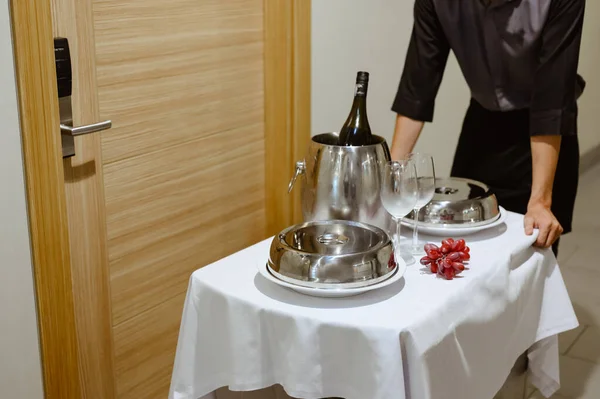 Personel Hotelowy Który Chwilę Będzie Serwował Jedzenie Pokojach Hotelowych Klientom — Zdjęcie stockowe