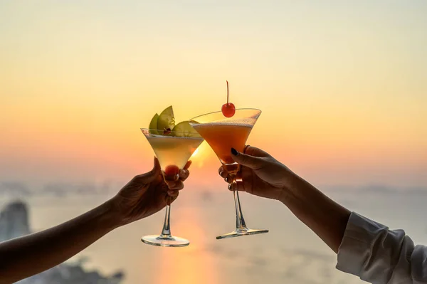 Couple Enjoying Cheers Glass Cocktail Restaurant Sunset View Sea Cocktail — Stock Photo, Image