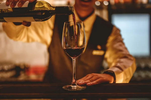 Bartender Pouring Red Wine Glasses Many Empty Glasses Bar Counter — Stock Photo, Image