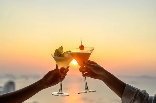 Couple Enjoying Cheers Glass Cocktail Restaurant Sunset View Sea Cocktail — Stock Photo, Image