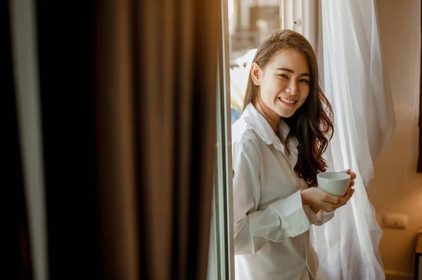 休日には 自宅でリラックスし ベッドルームでホットコーヒーを飲みながら暮らす若い女性アジア アジア アジア リラックス 単独で ライフスタイルの概念 — ストック写真