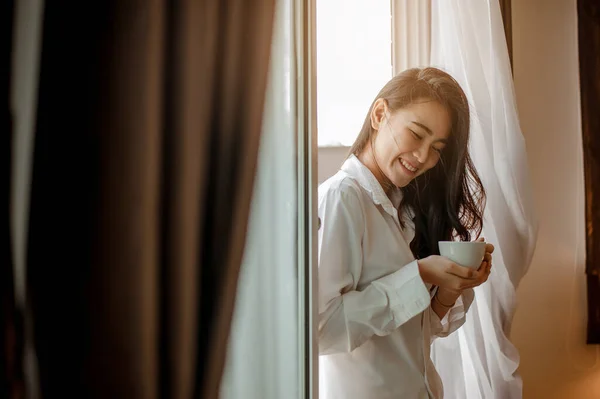 休日には 自宅でリラックスし ベッドルームでホットコーヒーを飲みながら暮らす若い女性アジア アジア アジア リラックス 単独で ライフスタイルの概念 — ストック写真