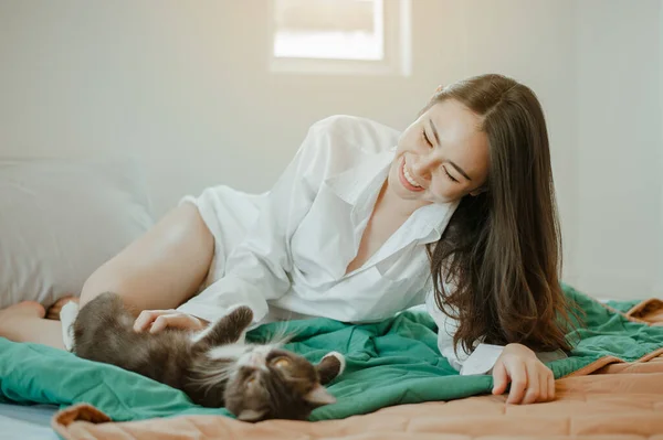 Jonge Vrouw Azië Wakker Fris Ochtend Spelen Met Katten Bed — Stockfoto