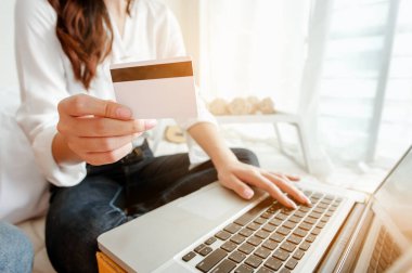 Genç Asyalı kadın internet pazarlaması müşteriler için satış ve teslimat siparişi veriyor. İş sahibi, KOBİ, taşımacılık, evden (WFH), serbest, başlangıç konsepti.