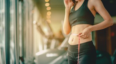 Kadınlar kilo vermek için spor giyer ve diyet için egzersiz yapar. Antrenman konsepti. fitness, diet, spor, egzersiz, yaşam tarzı ve sağlıklı konsept.