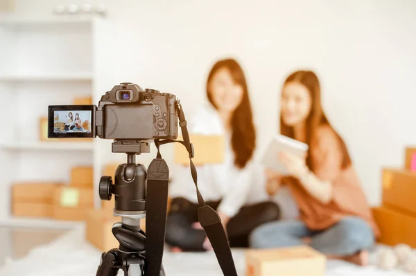 Jeune Femme Asiatique Travail Maison Parler Avec Les Clients Pour — Photo