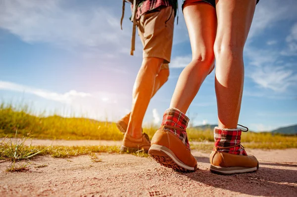 Ein Junges Paar Aus Einem Weiten Feld Ist Fuß Unterwegs — Stockfoto