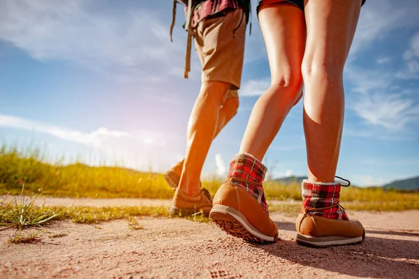 Casal Jovem Asiático Amplo Campo Está Caminhando Para Explorar Floresta — Fotografia de Stock