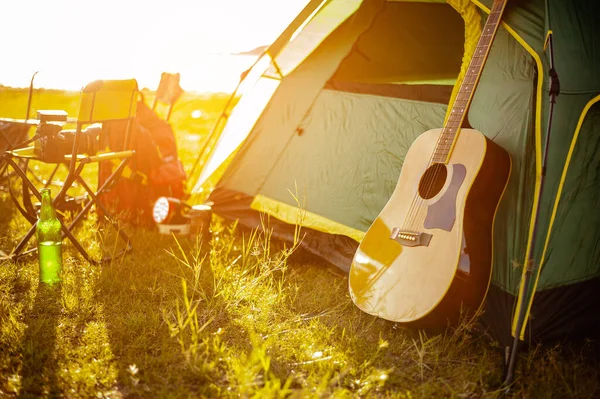 Guitar Focus Side Tent Group Friends Who Enjoy Hiking Forest — Stock Photo, Image