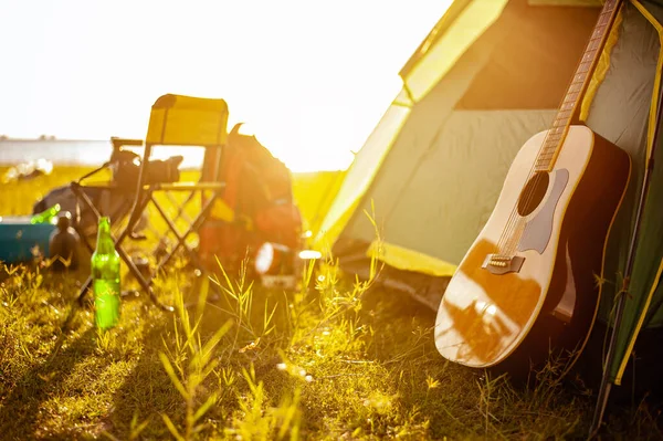 Guitar Focus Side Tent Group Friends Who Enjoy Hiking Forest — Stock Photo, Image