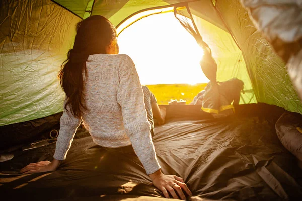テントの中で目を覚ましたばかりの女性アジア人は 秋の森の小道での休日の活動として朝の日の出を見ていました ハイキング ハイキング 単独で キャンプ アクティビティのコンセプト — ストック写真