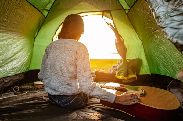 テントの中で目を覚ましたばかりの女性アジア人は 秋の森の小道での休日の活動として朝の日の出を見ていました ハイキング ハイキング 単独で キャンプ アクティビティのコンセプト — ストック写真