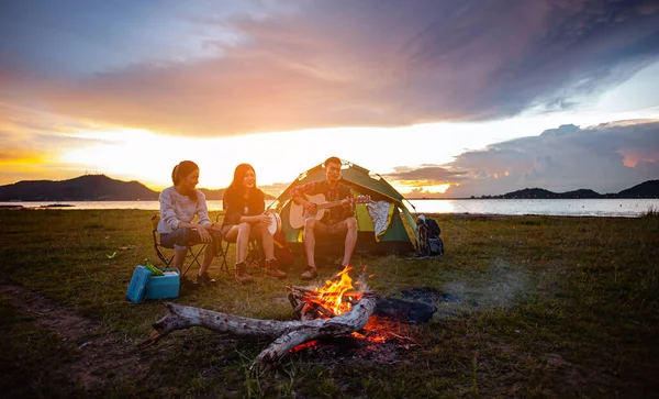 Camping Brasa Omgiven Team Asiatiska Klättrare Vandrare Spelar Musik Tillsammans — Stockfoto