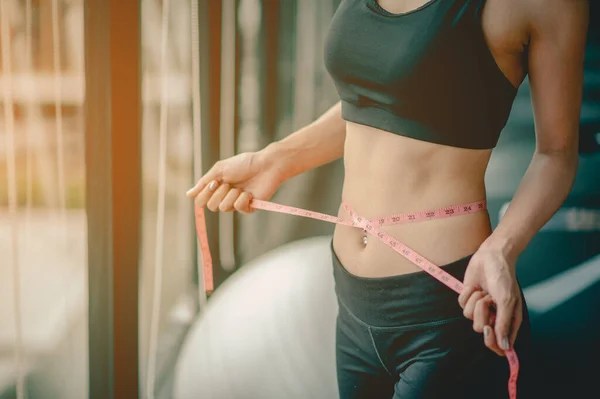 Kadınlar kilo vermek için spor giyer ve diyet için egzersiz yapar. Antrenman konsepti. fitness, diet, spor, egzersiz, yaşam tarzı ve sağlıklı konsept.