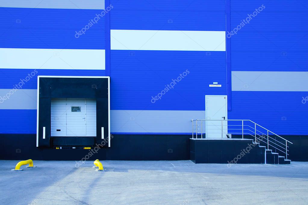 Entrada de servicio al edificio de un gran supermercado. Área de carga y descarga. 2023