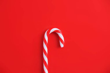 Kırmızı arka planda Noel karamel şeker kamışı.