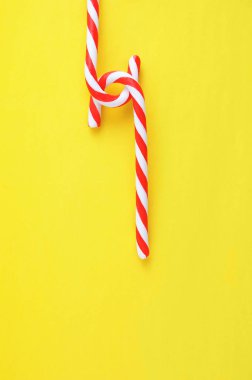 Sarı arka planda iki Noel şekeri.