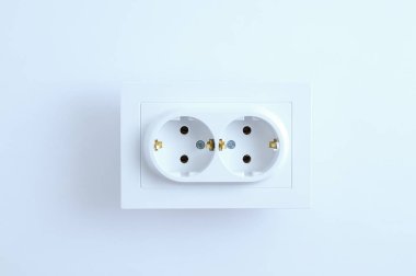 Beyaz bir duvarda, yakın plan elektrikli beyaz çift soket..