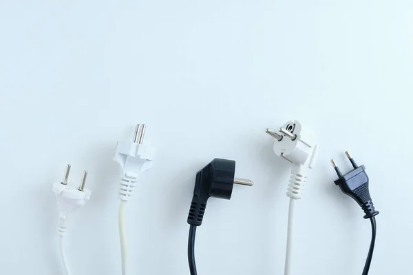 Elektrische Stekkers Van Elektrische Apparaten Wit Zwart Een Witte Achtergrond — Stockfoto