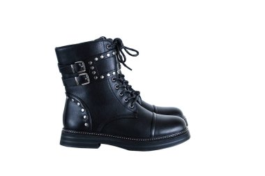 Siyah çizme, metal çubuklarla yakın plan. Beyaz izole