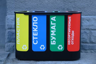 Rusya 10-05-2019. Çöpleri ayırmak için plastik kap. Rusça yazıtlar, plastik, cam, kağıt, katıksız atık.