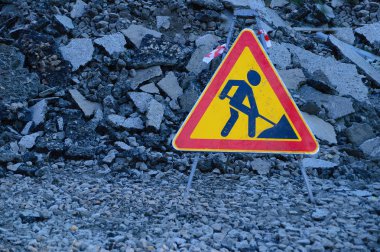 Rusya 09-25-2019. Asfalttaki yol tabelası. Taşların arka planına karşı.