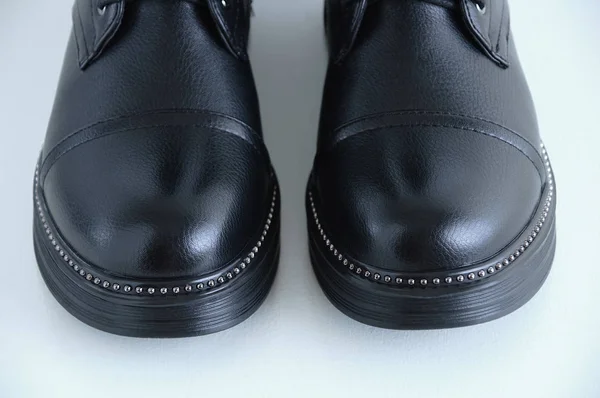 Jari Kaki Sepatu Hitam Close Latar Belakang Putih — Stok Foto
