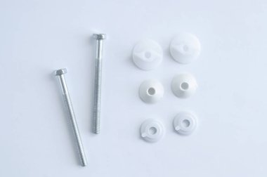 Klozete doğru sür. Metal vidalar, plastik cıvatalar ve silikon contalar..