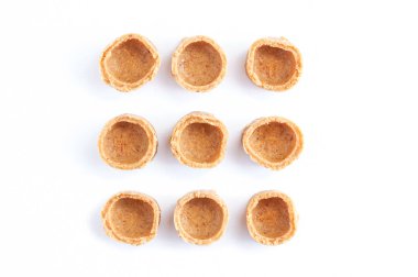 Hint tatlıları. Beyaz arka planda küçük sarı hindistan cevizli tartlar..