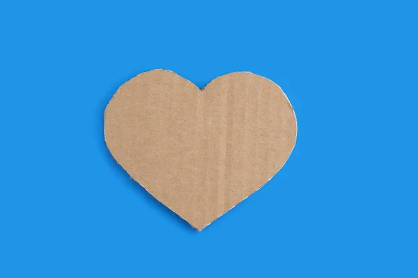 Mavi Arka Planda Pürüzlü Kenarları Olan Kahverengi Kartondan Yapılmış Kalp — Stok fotoğraf