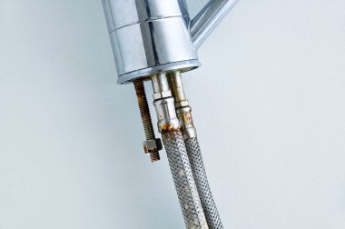 Musluktaki eski paslı boru, yakın plan..