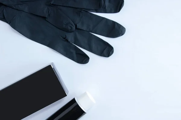 Haarkleuring Zwarte Doos Tube Met Verf Beschermende Handschoenen Een Witte — Stockfoto