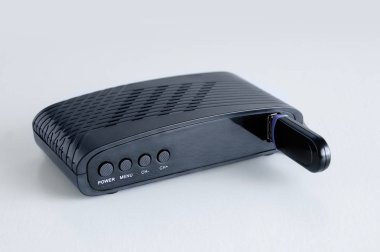 Öneki dijital televizyon için siyah, beyaz arkaplanda ise Usb flash diski var..