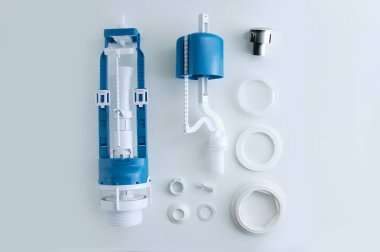 Klozet için tesisat seti. Beyaz arka plandaki tuvalet için plastik tesisat..