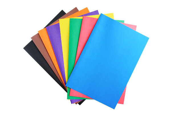 Листы цветной матовой бумаги на белом фоне. Крупный план. Белая изоляция
.
