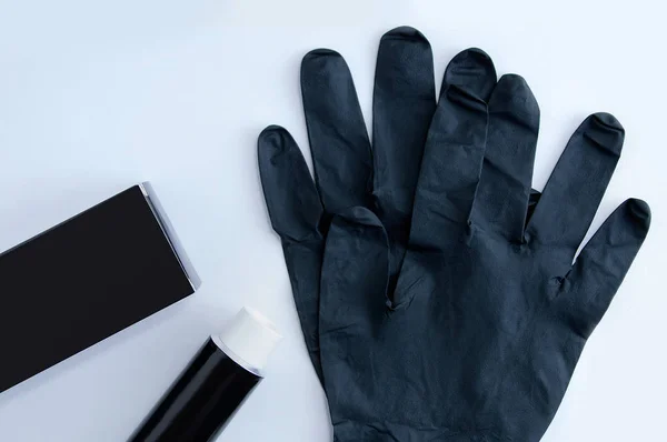 Zwarte Doos Tube Met Verf Beschermende Handschoenen Een Witte Achtergrond — Stockfoto