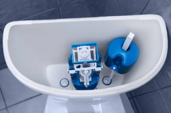 Neue Kunststoffarmaturen Einer Sauberen Toilette Reparatur Von Sanitäranlagen — Stockfoto