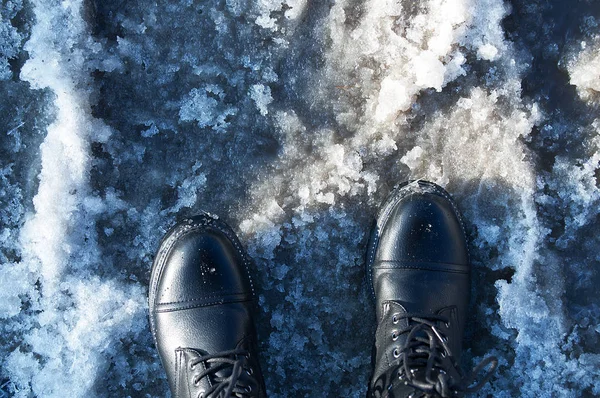 Pies Botas Negras Clima Húmedo Derretimiento Nieve Vista Desde Arriba —  Fotos de Stock