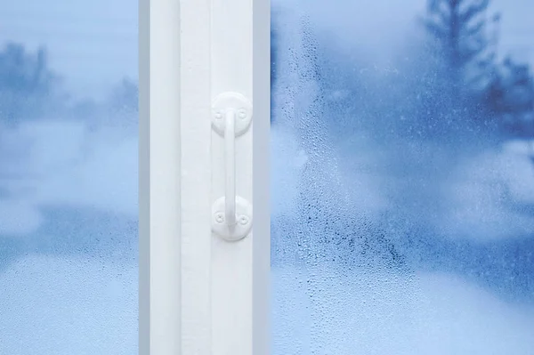 Las Gotas Agua Cierran Cristal Empañado Marco Blanco Ventana Condensado —  Fotos de Stock