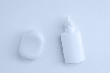 Beyaz arka planda koruyucu yüz maskesi ve sabun kalıbı..